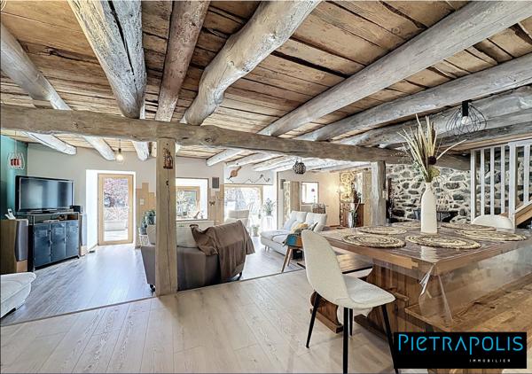 Maison de caractère de 278m2 m2, +500m2 de cours intérieure, 3 places de parkings au coeur du village de Vaure à Loudes.