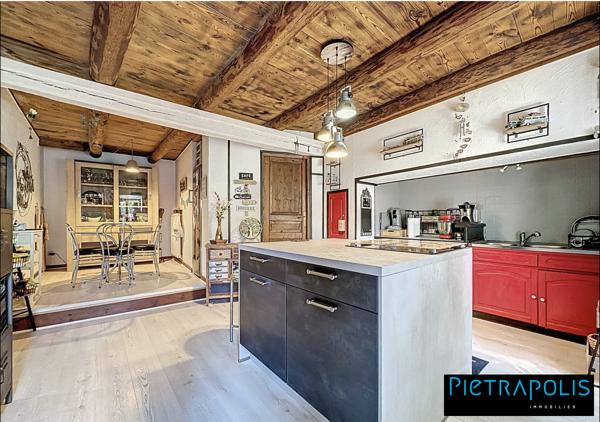 Maison de caractère de 278m2 m2, +500m2 de cours intérieure, 3 places de parkings au coeur du village de Vaure à Loudes.