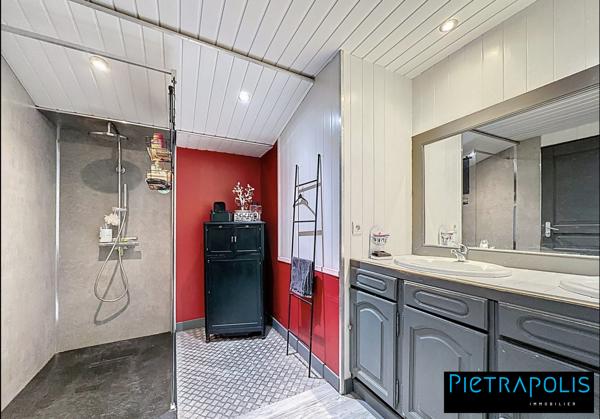 Maison de caractère de 278m2 m2, +500m2 de cours intérieure, 3 places de parkings au coeur du village de Vaure à Loudes.