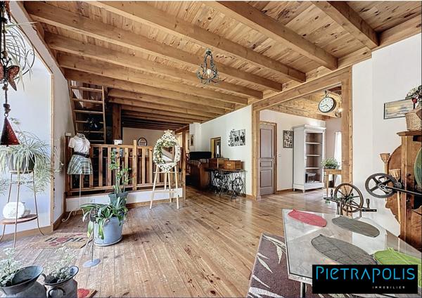 Maison de caractère de 278m2 m2, +500m2 de cours intérieure, 3 places de parkings au coeur du village de Vaure à Loudes.