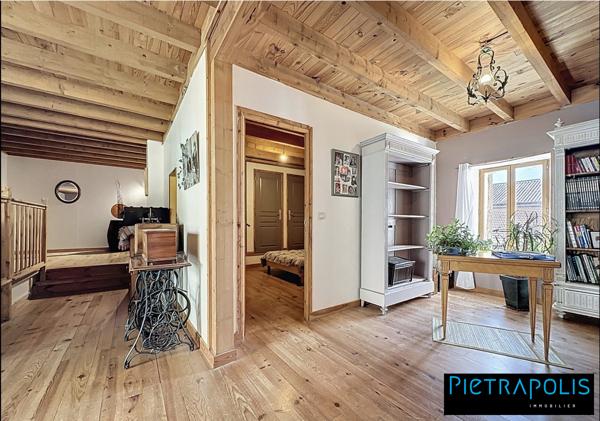 Maison de caractère de 278m2 m2, +500m2 de cours intérieure, 3 places de parkings au coeur du village de Vaure à Loudes.
