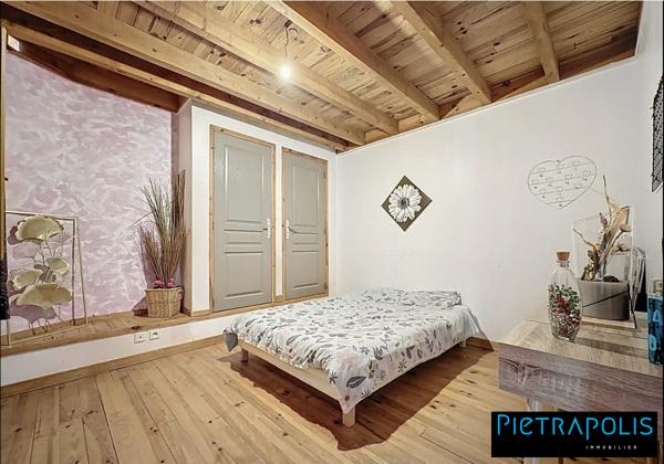 Maison de caractère de 278m2 m2, +500m2 de cours intérieure, 3 places de parkings au coeur du village de Vaure à Loudes.