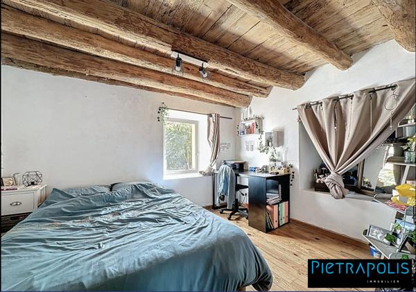 Maison de caractère de 278m2 m2, +500m2 de cours intérieure, 3 places de parkings au coeur du village de Vaure à Loudes.