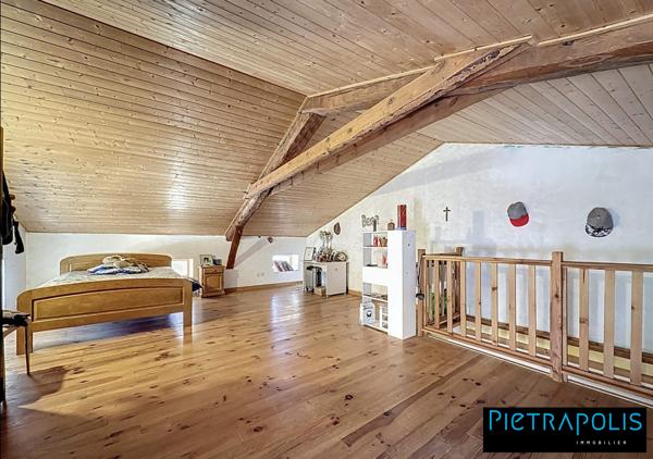Maison de caractère de 278m2 m2, +500m2 de cours intérieure, 3 places de parkings au coeur du village de Vaure à Loudes.