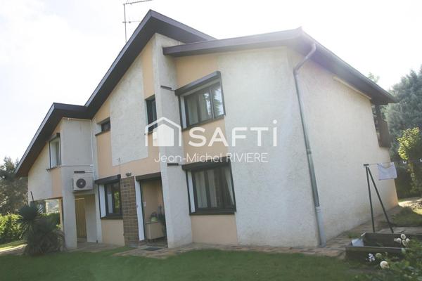 Excellent potentiel avec cette maison implantée dans un secteur calme, résidentiel et prisé de Sainte-Foy-Lès-Lyon.