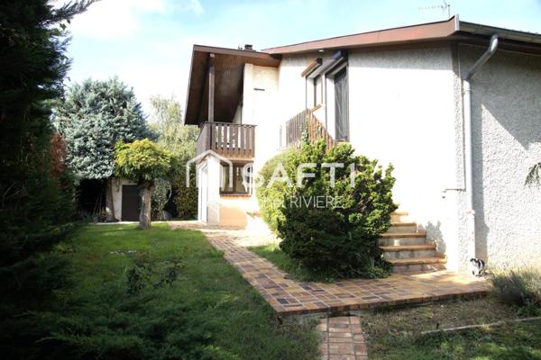 Excellent potentiel avec cette maison implantée dans un secteur calme, résidentiel et prisé de Sainte-Foy-Lès-Lyon.