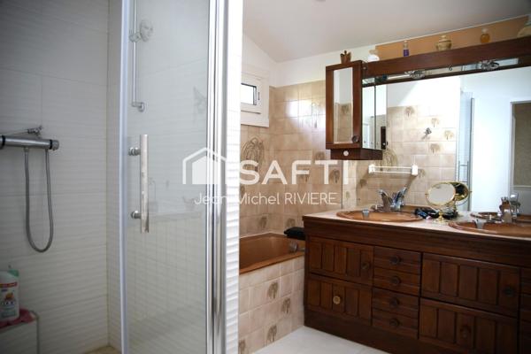 Excellent potentiel avec cette maison implantée dans un secteur calme, résidentiel et prisé de Sainte-Foy-Lès-Lyon.