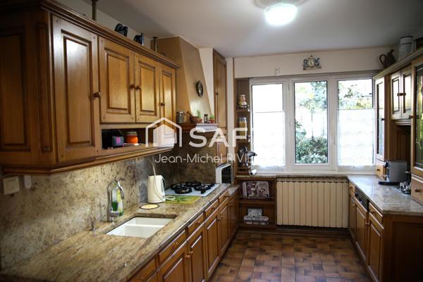 Excellent potentiel avec cette maison implantée dans un secteur calme, résidentiel et prisé de Sainte-Foy-Lès-Lyon.