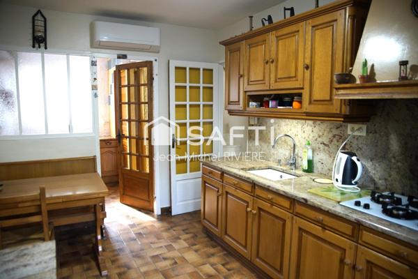 Excellent potentiel avec cette maison implantée dans un secteur calme, résidentiel et prisé de Sainte-Foy-Lès-Lyon.