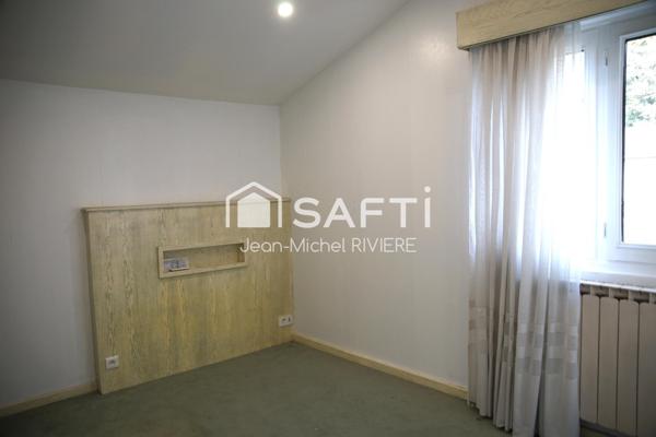 Excellent potentiel avec cette maison implantée dans un secteur calme, résidentiel et prisé de Sainte-Foy-Lès-Lyon.