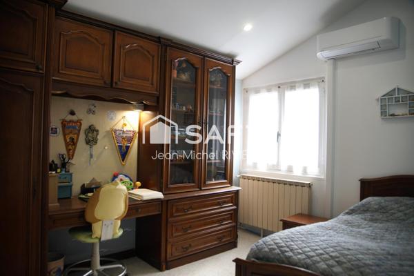 Excellent potentiel avec cette maison implantée dans un secteur calme, résidentiel et prisé de Sainte-Foy-Lès-Lyon.