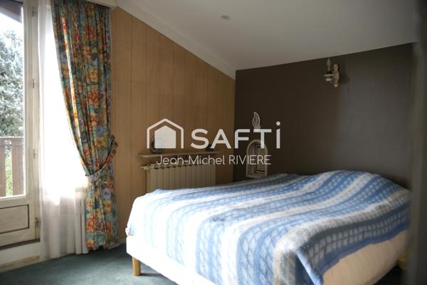 Excellent potentiel avec cette maison implantée dans un secteur calme, résidentiel et prisé de Sainte-Foy-Lès-Lyon.