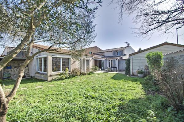 Maison de charme en pierre à vendre 6 pièces, 4 chambres à MARSILLY (17)