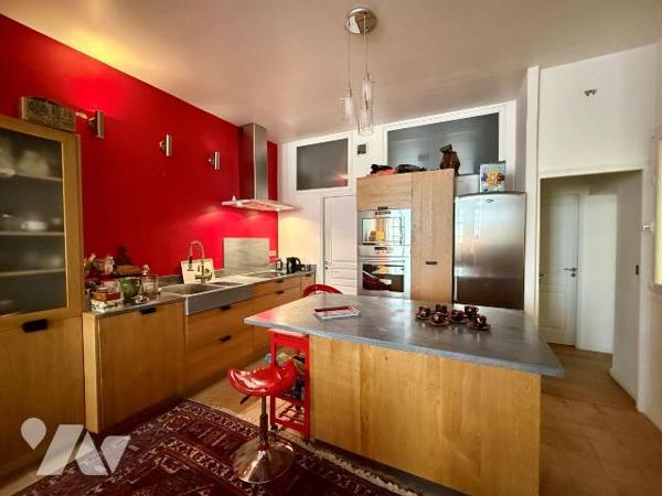 Au coeur d'Aix-en-Provence, dans une rue piétonne particulièrement calme et entourée de magnifi...