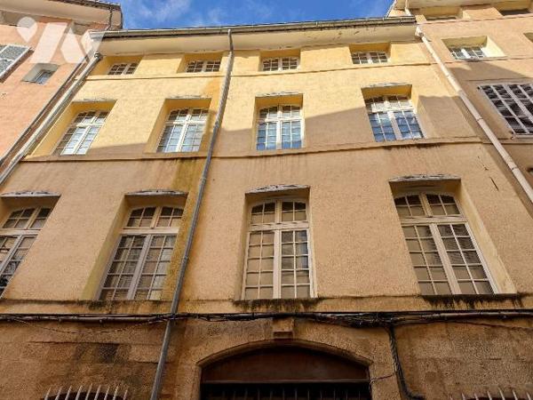 Au coeur d'Aix-en-Provence, dans une rue piétonne particulièrement calme et entourée de magnifi...