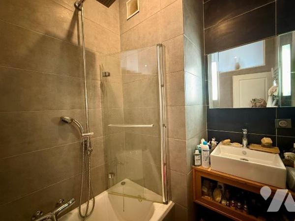 Au coeur d'Aix-en-Provence, dans une rue piétonne particulièrement calme et entourée de magnifi...