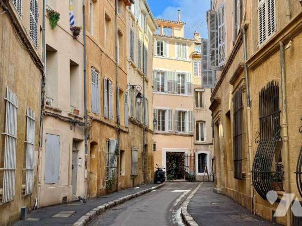 Au coeur d'Aix-en-Provence, dans une rue piétonne particulièrement calme et entourée de magnifi...