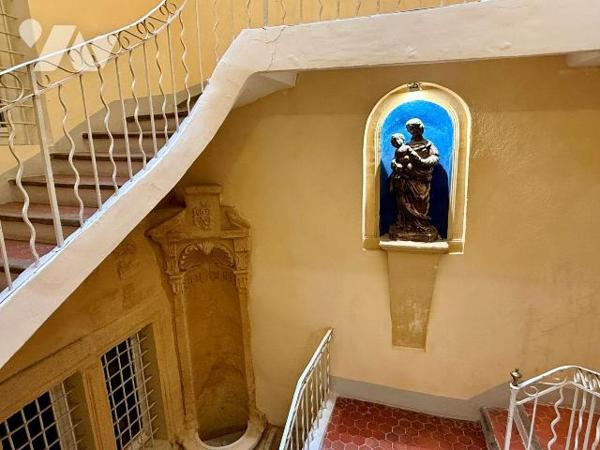 Au coeur d'Aix-en-Provence, dans une rue piétonne particulièrement calme et entourée de magnifi...