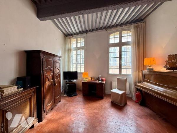 Au coeur d'Aix-en-Provence, dans une rue piétonne particulièrement calme et entourée de magnifi...