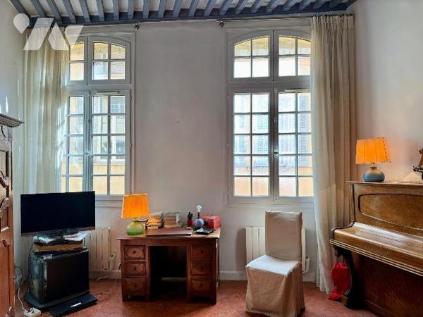 Au coeur d'Aix-en-Provence, dans une rue piétonne particulièrement calme et entourée de magnifi...