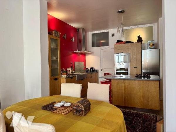 Au coeur d'Aix-en-Provence, dans une rue piétonne particulièrement calme et entourée de magnifi...