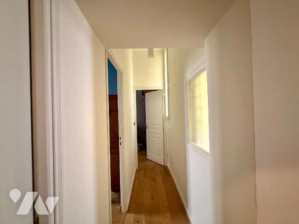 Au coeur d'Aix-en-Provence, dans une rue piétonne particulièrement calme et entourée de magnifi...