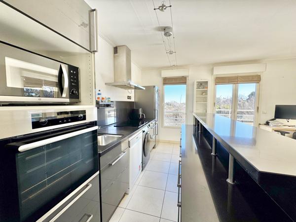 Antibes (06600) ANTIBES Combes 3P DE 65 M2 DOUBLE EXPOSITION PARKING PRIVATIF