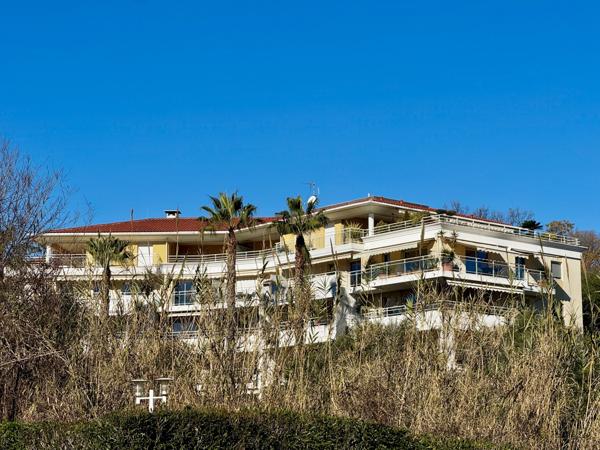 Antibes (06600) ANTIBES Combes 3P DE 65 M2 DOUBLE EXPOSITION PARKING PRIVATIF