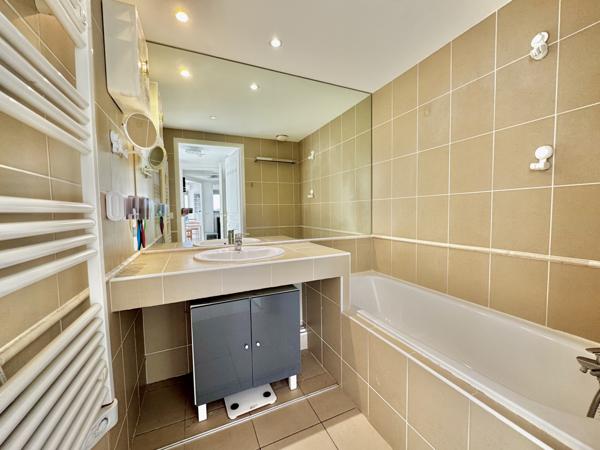 Antibes (06600) ANTIBES Combes 3P DE 65 M2 DOUBLE EXPOSITION PARKING PRIVATIF