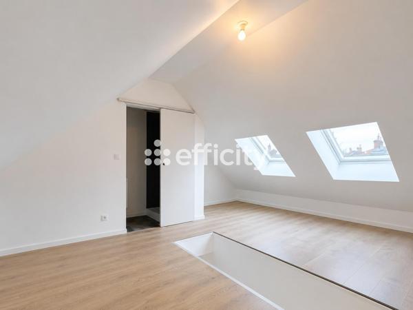 Maison
         8 pièces
        - 141 m² Exclusivité 280 000 € *