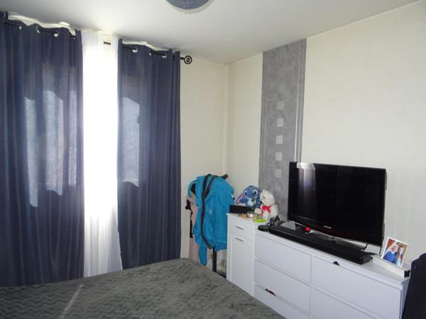 LIMOGES NORD BELLE MAISON MITOYENNE DES DEUX COTES SANS TRAVAUX 3/4 CHAMBRES CUISINE EQUIPEE PLUS UNE VERANDA