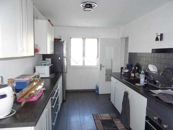 LIMOGES NORD BELLE MAISON MITOYENNE DES DEUX COTES SANS TRAVAUX 3/4 CHAMBRES CUISINE EQUIPEE PLUS UNE VERANDA