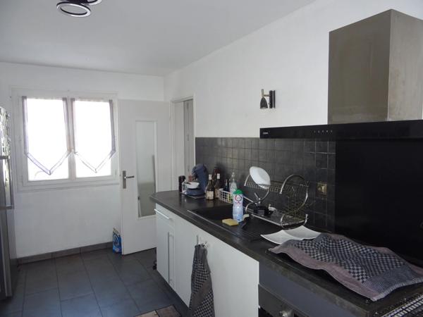LIMOGES NORD BELLE MAISON MITOYENNE DES DEUX COTES SANS TRAVAUX 3/4 CHAMBRES CUISINE EQUIPEE PLUS UNE VERANDA