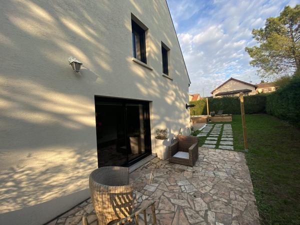 Sucy-en-Brie (94370) Maison d’architecte 260 m² + dépendance – Terrain 800 m² – Piscine chauffée – Sucy?en?Brie / Petit?Val