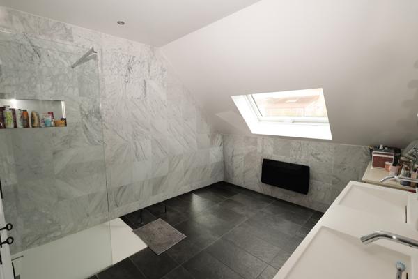 Sucy-en-Brie (94370) Maison d’architecte 260 m² + dépendance – Terrain 800 m² – Piscine chauffée – Sucy?en?Brie / Petit?Val