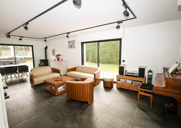 Sucy-en-Brie (94370) Maison d’architecte 260 m² + dépendance – Terrain 800 m² – Piscine chauffée – Sucy?en?Brie / Petit?Val