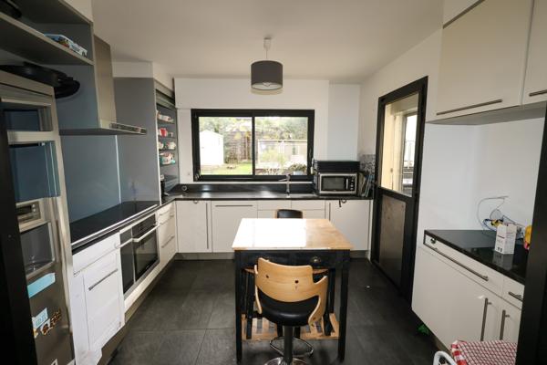 Sucy-en-Brie (94370) Maison d’architecte 260 m² + dépendance – Terrain 800 m² – Piscine chauffée – Sucy?en?Brie / Petit?Val