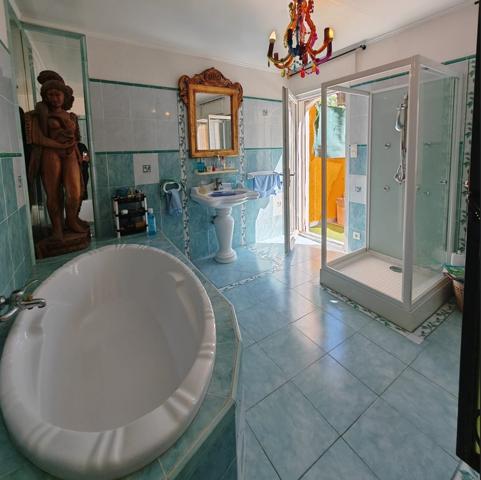 Élégante maison de 7 pièces – 270 m² SH à La Seyne-sur-Mer (83500) – 769 000 €