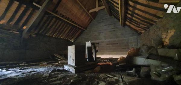 Maison d'habitation mitoyenne à rénover dans hameau en campagne