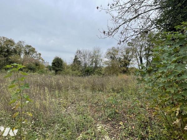 Terrain à bâtir avec permis- 6663m² - Un pavillon