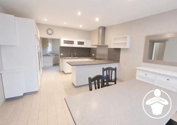 Vente                                                      Immeuble
                        
                     8 pièces                      225 m2                     à Agen
