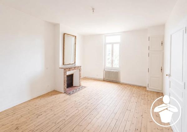 Vente                                                      Immeuble
                        
                     8 pièces                      225 m2                     à Agen