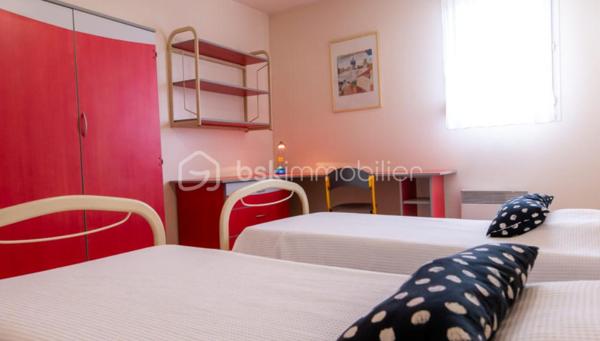 BSK CAEN Immobilier – David TALVAST vous propose ce spacieux T3 de 72,63 m², situé au 3ᵉ étage de la résidence de services dans le quartier du Mémorial à Caen, vendu dans le cadre d’un investissement locatif LMNP avec bail commercial et locataire en place. Avec sa superficie de plus de 72 m², son parking privatif et son exploitation déjà en place, ce bien constitue une opportunité à étudier pour les investisseurs recherchant un placement immobilier à Caen avec une gestion locative déléguée.

UN INVESTISSEMENT LMNP AVEC BAIL COMMERCIAL

Le logement est exploité dans le cadre d’un bail commercial. L’investisseur bénéficie ainsi d’un bien déjà exploité, sans avoir à assurer directement la gestion locative quotidienne.
Le loyer annuel communiqué est de 10 876 € TTC.
Sur la base des éléments communiqués, la rentabilité brute indicative est de 5,4 %.

LE LOGEMENT

Situé au 3ᵉ étage, cet appartement T3 développe une surface de 72,63 m².
Sa superficie le distingue des studios et petites surfaces traditionnellement proposés dans les résidences de services.
Le bien bénéficie également d’une place de stationnement privative en sous-sol.

CARACTÉRISTIQUES

•	Appartement T3 : 72,63 m²
•	3ᵉ étage
•	Parking en sous-sol 
•	Bail commercial
•	Locataire en place
•	Loyer annuel communiqué : 10 876 € TTC
•	Loyer mensuel indicatif : 906 € TTC
•	Rentabilité brute indicative : 5,4 %
•	Charges de copropriété : 338 € / an
•	Taxe foncière : 2 207 € / an

UNE RÉSIDENCE DE SERVICES À CAEN
La résidence est implantée à proximité du campus 1 et du parc tertiaire de Saint-Contest.
Cette implantation permet d'associer un investissement immobilier à Caen à un modèle reposant sur un bail commercial et une gestion déléguée.

Vous êtes intéressé ? Contactez-moi directement pour ce bien coup de cœur : 07 81 76 32 28 ou dtalvast@bskimmobilier.com