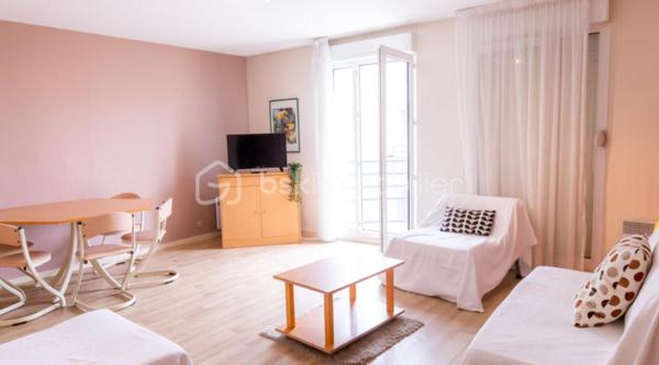 BSK CAEN Immobilier – David TALVAST vous propose ce spacieux T3 de 72,63 m², situé au 3ᵉ étage de la résidence de services dans le quartier du Mémorial à Caen, vendu dans le cadre d’un investissement locatif LMNP avec bail commercial et locataire en place. Avec sa superficie de plus de 72 m², son parking privatif et son exploitation déjà en place, ce bien constitue une opportunité à étudier pour les investisseurs recherchant un placement immobilier à Caen avec une gestion locative déléguée.

UN INVESTISSEMENT LMNP AVEC BAIL COMMERCIAL

Le logement est exploité dans le cadre d’un bail commercial. L’investisseur bénéficie ainsi d’un bien déjà exploité, sans avoir à assurer directement la gestion locative quotidienne.
Le loyer annuel communiqué est de 10 876 € TTC.
Sur la base des éléments communiqués, la rentabilité brute indicative est de 5,4 %.

LE LOGEMENT

Situé au 3ᵉ étage, cet appartement T3 développe une surface de 72,63 m².
Sa superficie le distingue des studios et petites surfaces traditionnellement proposés dans les résidences de services.
Le bien bénéficie également d’une place de stationnement privative en sous-sol.

CARACTÉRISTIQUES

•	Appartement T3 : 72,63 m²
•	3ᵉ étage
•	Parking en sous-sol 
•	Bail commercial
•	Locataire en place
•	Loyer annuel communiqué : 10 876 € TTC
•	Loyer mensuel indicatif : 906 € TTC
•	Rentabilité brute indicative : 5,4 %
•	Charges de copropriété : 338 € / an
•	Taxe foncière : 2 207 € / an

UNE RÉSIDENCE DE SERVICES À CAEN
La résidence est implantée à proximité du campus 1 et du parc tertiaire de Saint-Contest.
Cette implantation permet d'associer un investissement immobilier à Caen à un modèle reposant sur un bail commercial et une gestion déléguée.

Vous êtes intéressé ? Contactez-moi directement pour ce bien coup de cœur : 07 81 76 32 28 ou dtalvast@bskimmobilier.com
