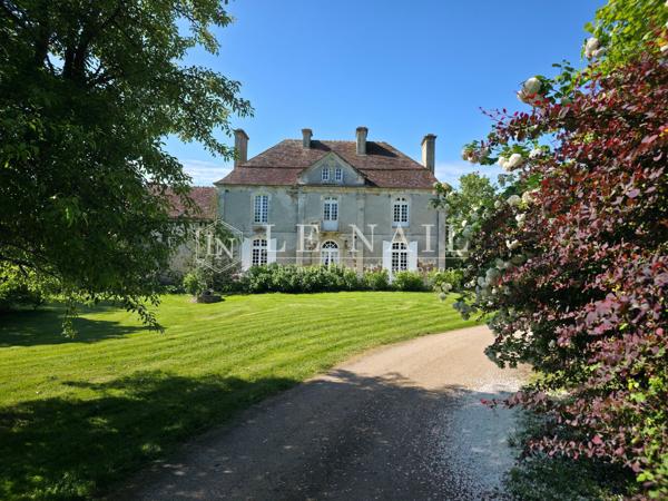 Gentilhommière ornaise du XVIIIe siècle et ses dépendances sur 1 hectare