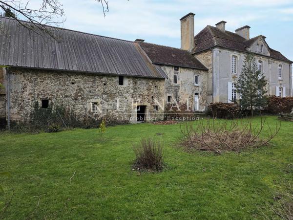 Gentilhommière ornaise du XVIIIe siècle et ses dépendances sur 1 hectare