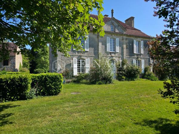 Gentilhommière ornaise du XVIIIe siècle et ses dépendances sur 1 hectare