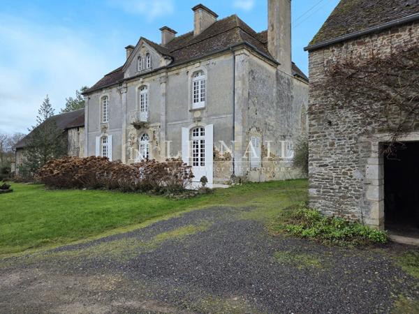 Gentilhommière ornaise du XVIIIe siècle et ses dépendances sur 1 hectare