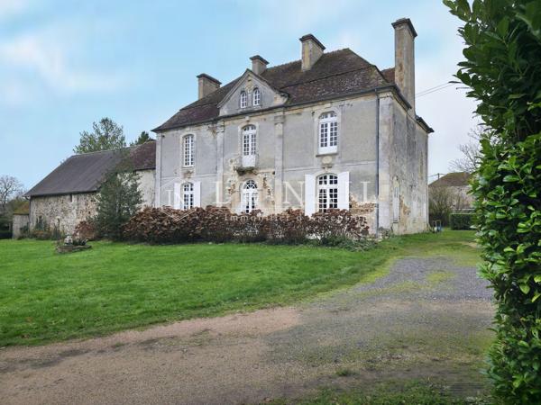 Gentilhommière ornaise du XVIIIe siècle et ses dépendances sur 1 hectare