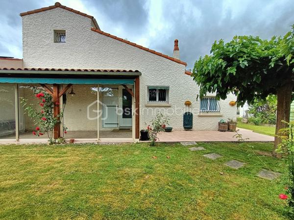 À Médis, à seulement 500 m du centre-bourg et de l’école, cette charmante maison familiale vous accueille au cœur d’un environnement paisible.

Agrandie en 2013 et entretenue avec soin, elle développe environ 126 m² pensés pour une vie de famille confortable et harmonieuse.

Dès l’entrée, vous découvrirez un salon à l’esprit cocon, intime et accueillant, pouvant s’ouvrir selon les envies sur une élégante cuisine rénovée en 2019 grâce à de discrètes portes à galandage. Un espace convivial idéal au quotidien.

Le rez-de-chaussée propose également une chambre, une belle suite parentale d’environ 20 m² bénéficiant d’une double exposition et d’un accès direct au jardin, une salle d’eau récente, un WC indépendant ainsi qu’une buanderie communiquant avec le garage.

Tournée vers le jardin, la véranda prolonge agréablement les espaces de vie et s’ouvre sur un extérieur verdoyant offrant une agréable intimité.

À l’étage, une troisième chambre avec accès à un balcon ainsi qu’une salle de bains avec WC complètent l’ensemble. Un espace indépendant, idéal pour recevoir famille et amis.

Les prestations viennent parfaire le confort de la maison :
• panneaux photovoltaïques pour une meilleure maîtrise des consommations énergétiques ;
• pompe à chaleur (avec climatisation et gainable sur une partie du rez-de-chaussée) ;
• portail motorisé ;
• porte de garage motorisée.

Une adresse chaleureuse et préservée, où se conjuguent la quiétude d’un environnement résidentiel et la proximité du cœur de bourg.